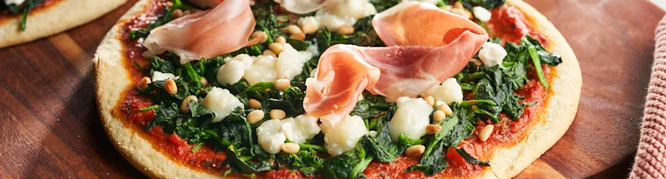 Courgettepizza’s met spinazie, geitenkaas en Parmaham