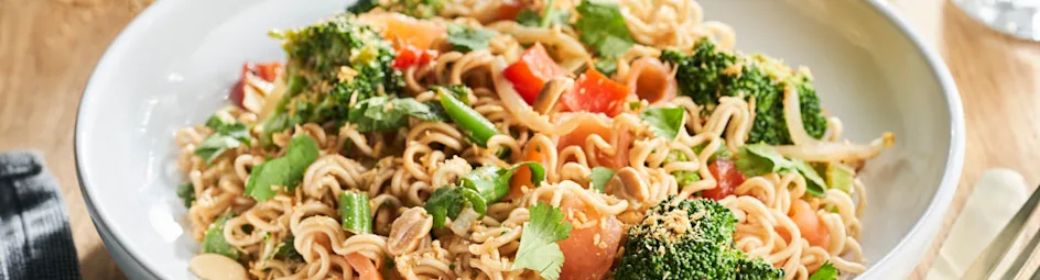 Hoisinnoedels met broccoli en gerookte zalm