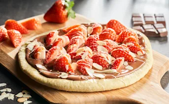 Dessertpizza met aardbeien en chocolade