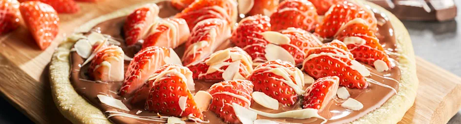 Dessertpizza met aardbeien en chocolade