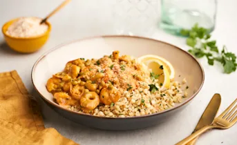 Rode kokoscurry met bloemkoolrijst en garnalen