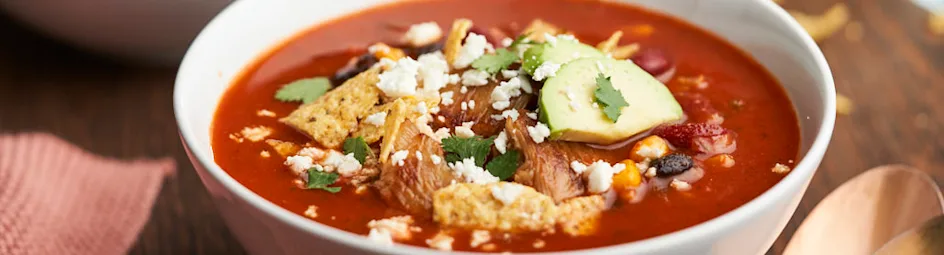 Mexicaanse tortillasoep met vegetarische kip, feta en avocado