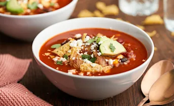 Mexicaanse tortillasoep met vegetarische kip, feta en avocado