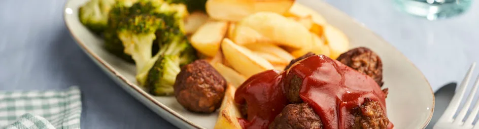 Vegetarische gehaktballetjes met barbecuesaus, broccoli en aardappeltjes