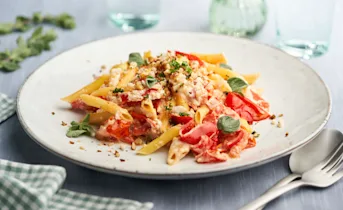 Simpele pasta met tomaten en feta uit de oven