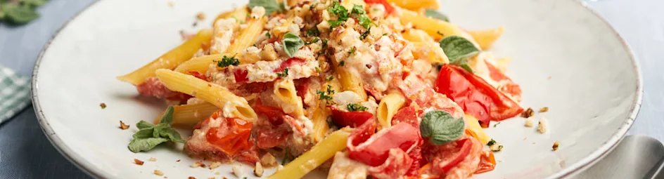 Simpele pasta met tomaten en feta uit de oven