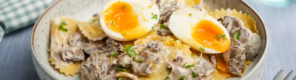 Gevulde pasta met kastanjechampignons en een gekookt eitje