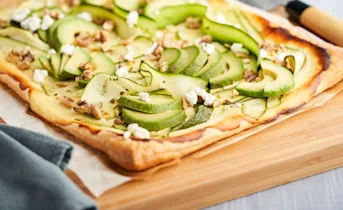 Plaattaart met courgettelinten, geitenkaas en walnoten