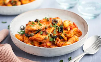 Gnocchi putanesca met courgette en pangasiusfilet