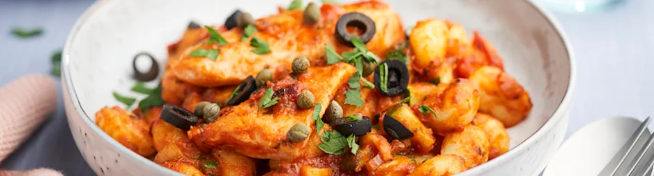 Gnocchi putanesca met courgette en pangasiusfilet