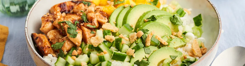 Poké bowl met teriyakikip en pindacrunch