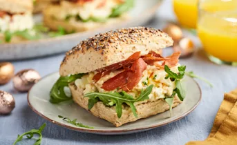 Paasbroodjes met frisse eiersalade en krokante ham