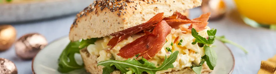 Paasbroodjes met frisse eiersalade en krokante ham