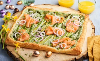 Lente plaattaart met kruidenricotta en gerookte zalm