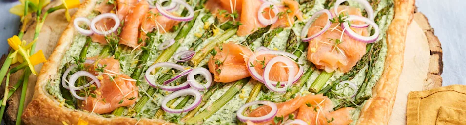 Lente plaattaart met kruidenricotta en gerookte zalm