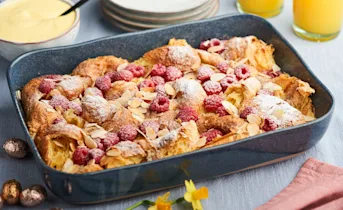 Croissantpudding met frambozen en advocaatroom