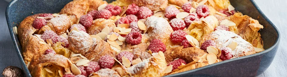 Croissantpudding met frambozen en advocaatroom