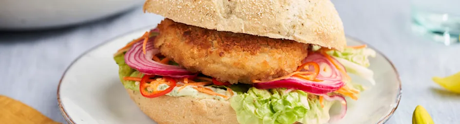 Thaise visburgers met komkommer-mangosalade