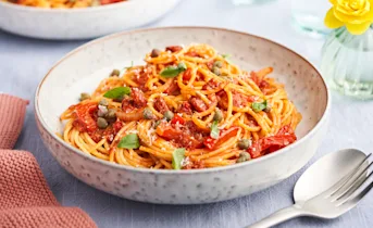 Peperoni pasta met salami, paprika en kappertjes