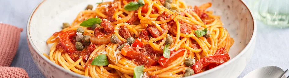 Peperoni pasta met salami, paprika en kappertjes