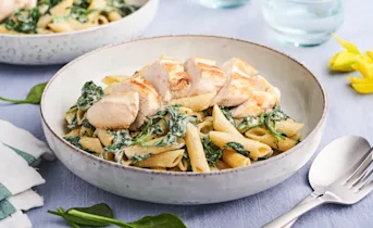Kipfilet in pesto-roomsaus met spinazie en penne pasta