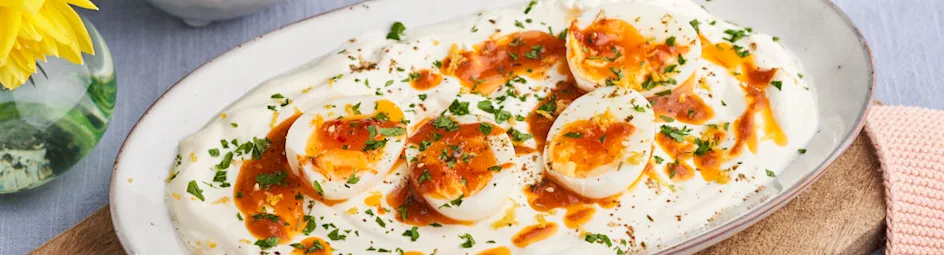 Zachte eitjes in pittige yoghurt met focaccia en komkommersalade