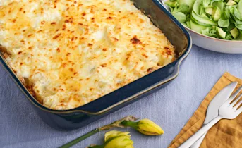 Moussaka met vegetarisch gehakt en een frisse salade