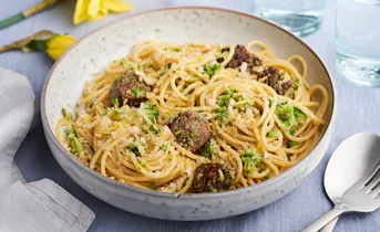 Broccolipasta met worst en krokant knoflookkruim