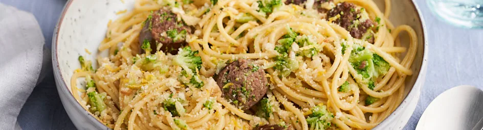 Broccolipasta met worst en krokant knoflookkruim