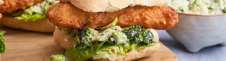 Broodje lekkerbek met broccolislaw