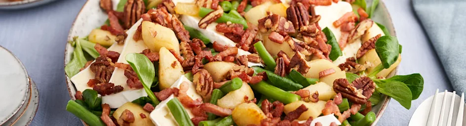 Maaltijdsalade met brie, spekjes en zelfgemaakte croutons