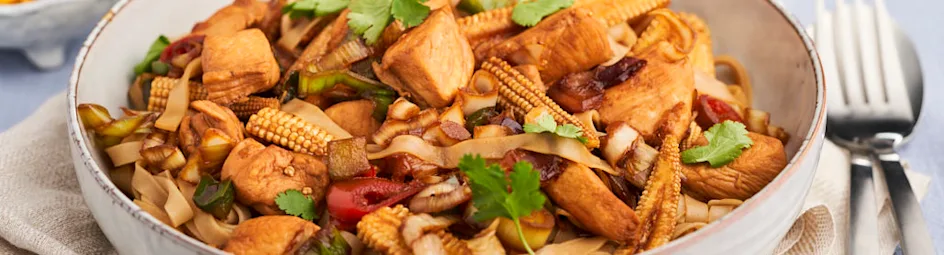 Roerbaknoedels met kip en snelle mangosalsa