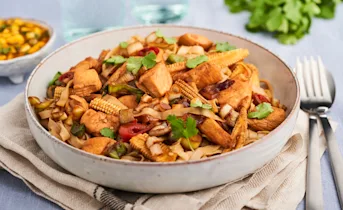 Roerbaknoedels met kip en snelle mangosalsa