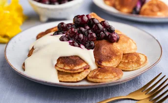 Poffertjes met honingkwark en gestoofde blauwe bessen