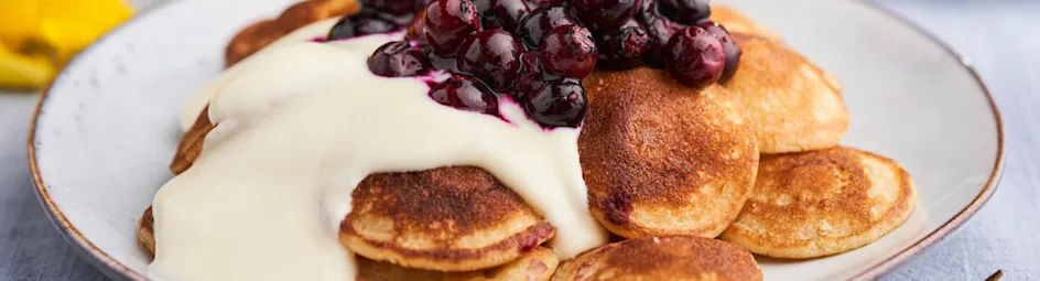 Poffertjes met honingkwark en gestoofde blauwe bessen
