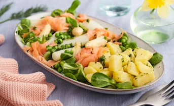 Aspergesalade met gerookte zalm en salsa verde