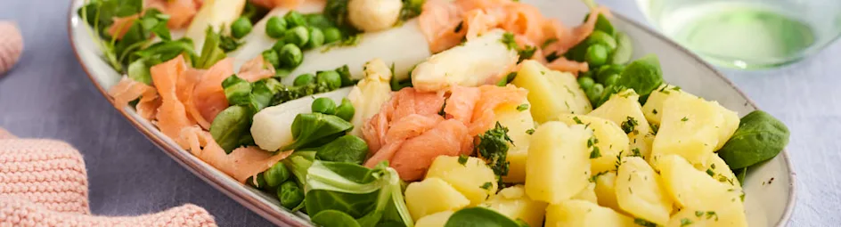 Aspergesalade met gerookte zalm en salsa verde
