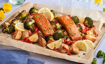 Traybake met geroosterde aardappels, paprika en warm gerookte zalm