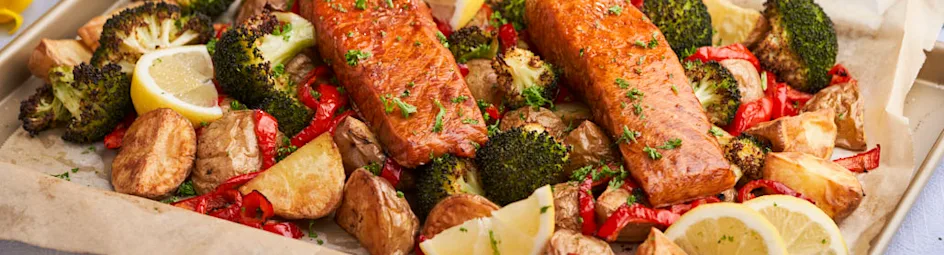 Traybake met geroosterde aardappels, paprika en warm gerookte zalm