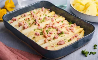 Hollandse aspergeschotel met ham-kaassaus