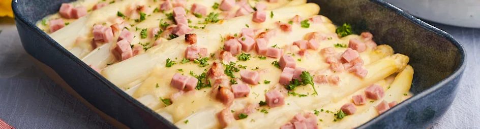 Hollandse aspergeschotel met ham-kaassaus