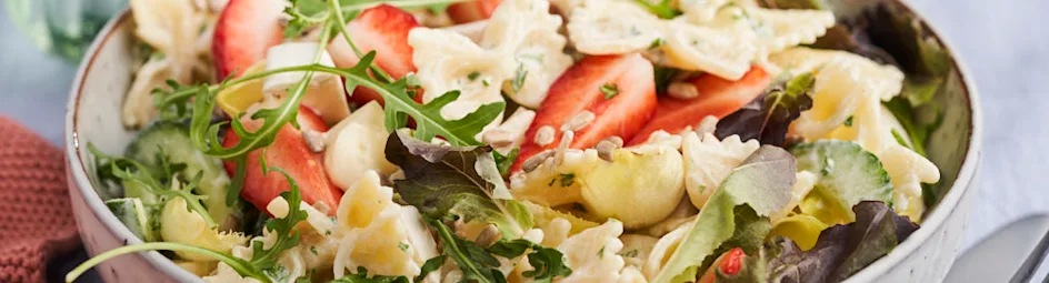 Pastasalade met witlof, brie en aardbeien
