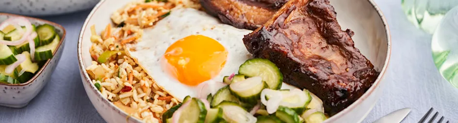 Nasi met spareribs en ingelegde komkommer
