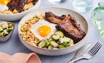 Nasi met spareribs en ingelegde komkommer