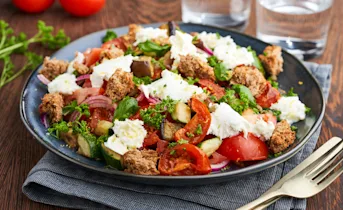 Panzanella van geroosterde tomaten