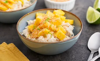 Aziatische rijstpudding met kokos en mango
