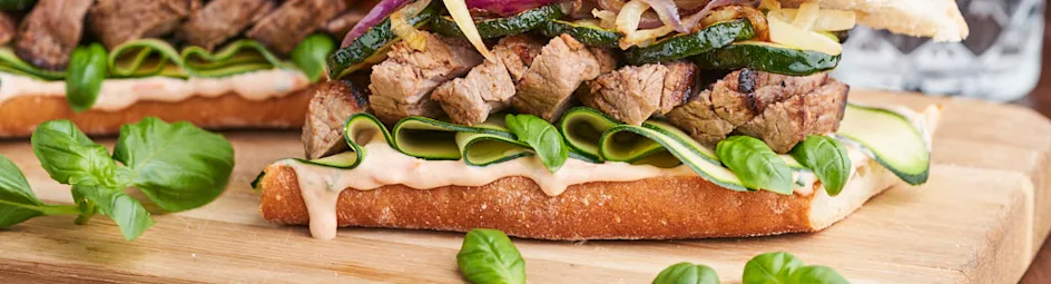 Steak sandwich met gekaramelliseerde ui en geroosterde-tomatenmayonaise