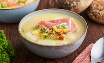 Aspergesoep met aardappelkaantjes en coburgerham