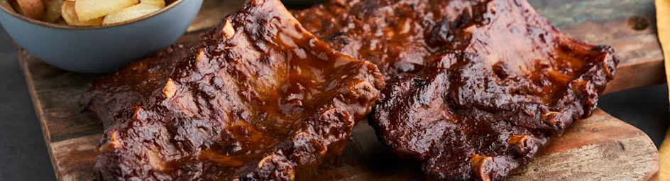 Spareribs met gegrilde-paprikaspread en ovenaardappeltjes