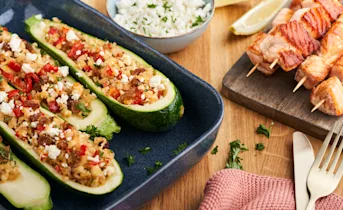 Gevulde courgettes met bloemkoolrijst en zalmspiesjes